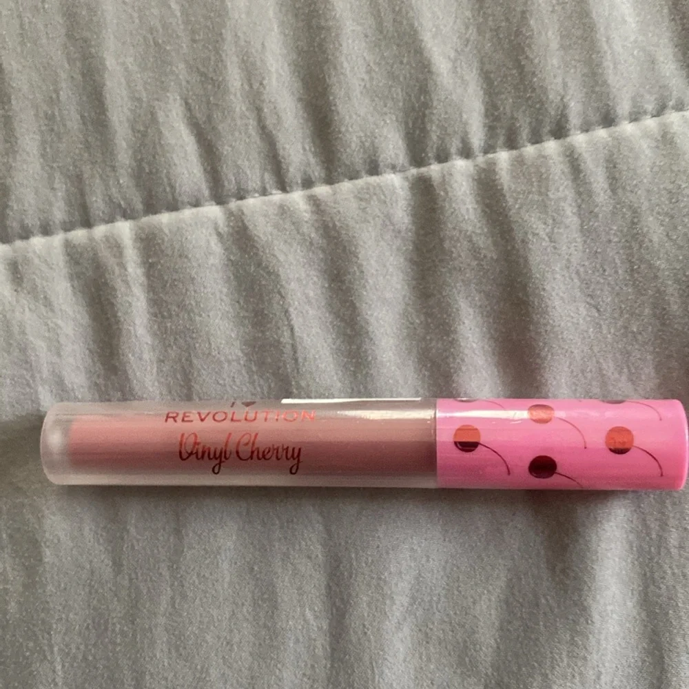 I Heart Revolution Vinyl Cherry Liquid Lipstick (Cherry Bakewell)